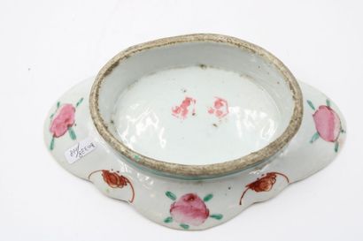 CHINE. 
Porcelain cup on foot with polychrome...