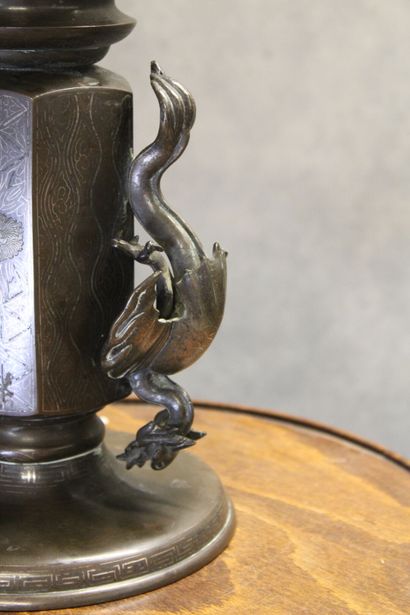 ASIE
Bronze support with incised decoration...