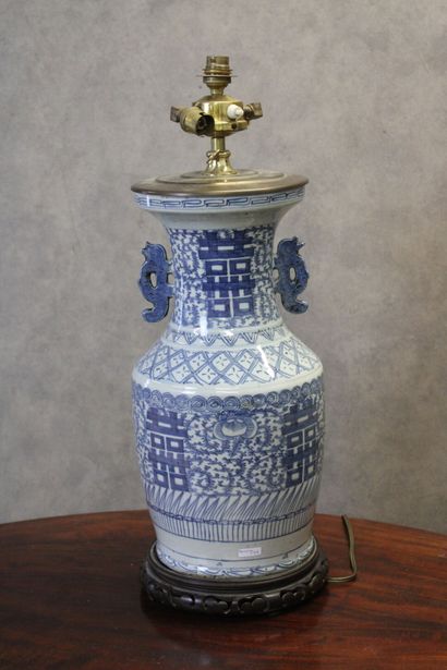 CHINA. Vase potiche in blue white porcelain....