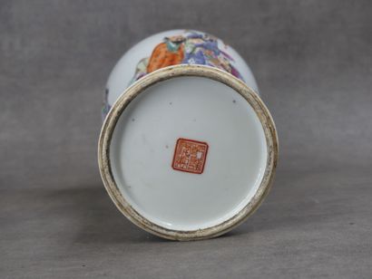 CHINA. Porcelain vase decorated with a scene...