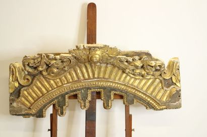 Dais de lit en bois mouluré et sculpté à...