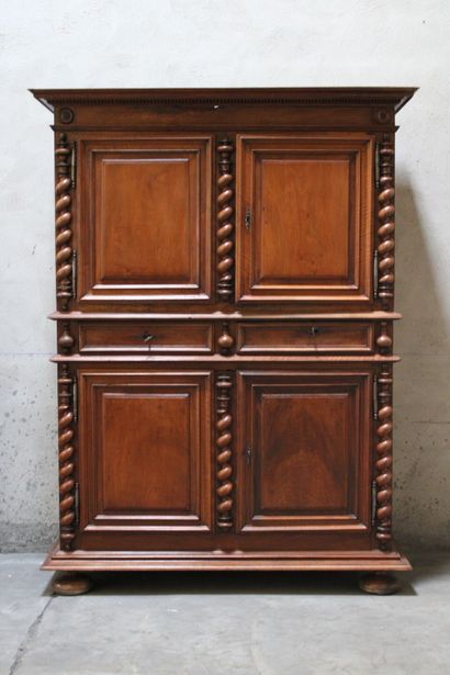 Buffet
Armoire a de corps en noyer mouluré...