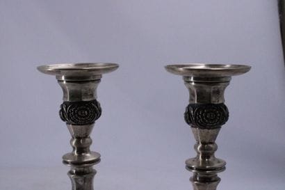 Bougeoirs. 
Paire de bougeoirs en métal argenté...