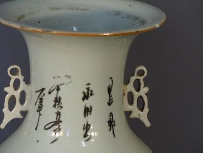 CHINE. Vase en porcelaine 
CHINA, About 1900....
