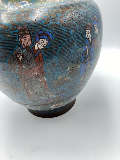 CHINE 
Vase in cloisonné enamels on bronze...