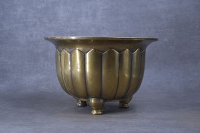 CHINA. Tripod pot cover in bronze with golden...