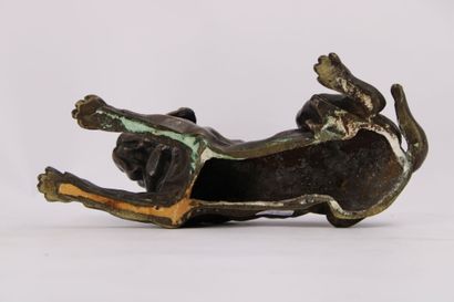 Chien allongé, bronze à patine brune. XXe...
