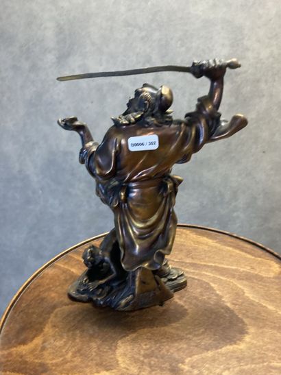 JAPON
Bronze representing a man with sword,...