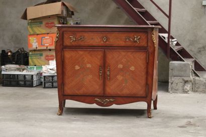 Commode de style Louis XV en bois et marqueterie...
