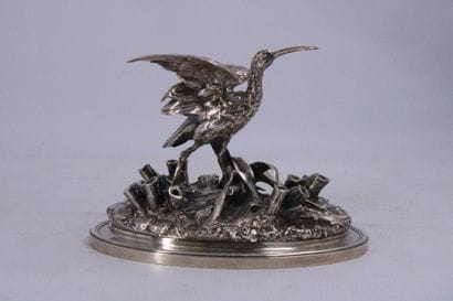 Ecole du XIXe siècle. Pique fleur en bronze...