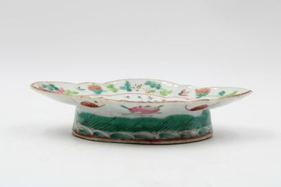 CHINE. 
Porcelain cup on foot with polychrome...