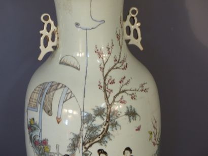 CHINE. Vase en porcelaine 
CHINA, About 1900....