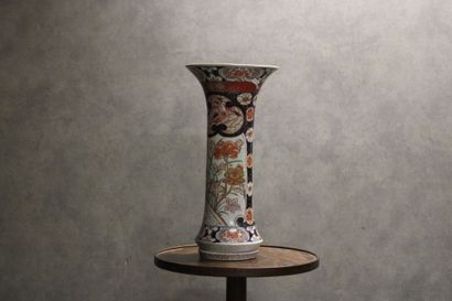 CHINE - Japon 
Porcelain vase with flared...