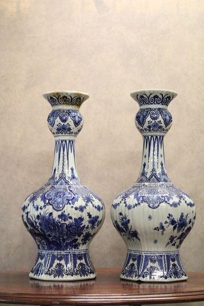 DELFT. Paire de vase en céramique émaillé...