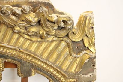 Dais de lit en bois mouluré et sculpté à...
