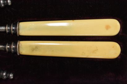 Ménagère en métal argenté et argent ajouré...