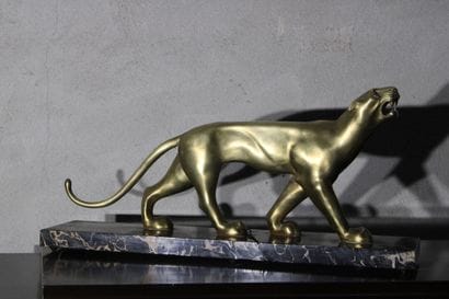 Ecole XXème siècle. Panthère à l'affut, bronze...