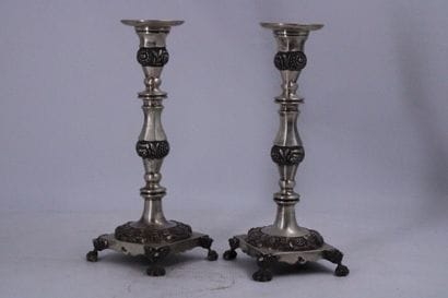 Bougeoirs. 
Paire de bougeoirs en métal argenté...