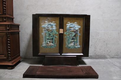 Buffet
Lacquered wood cabinet opening by...