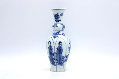 CHINA. Porcelain soliflore vase with blue...