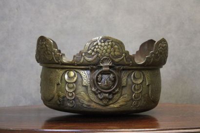 Art Déco. 
Important gilt bronze cachepot...