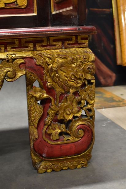 CHINA. Sofa-bench in carved and molded wood...