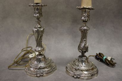 Paire de chandeliers en bronze argenté à...
