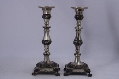 Bougeoirs. 
Paire de bougeoirs en métal argenté...