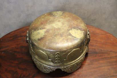 Art Déco. 
Important gilt bronze cachepot...