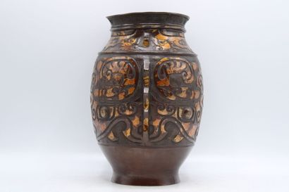 CHINA. Copper vase with incised geometric...