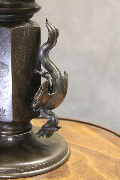 ASIE
Bronze support with incised decoration...