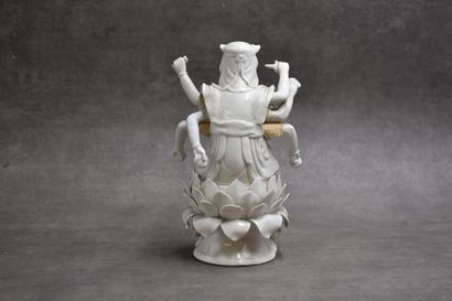CHINE
Porcelain deity of Guanyin, mobile...