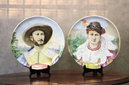 Paire de plats en faïence à décor émaillé...