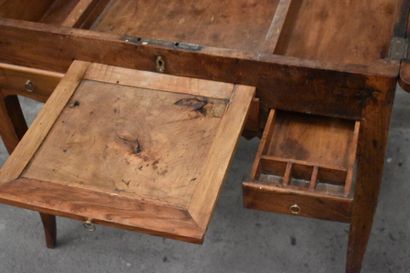 Une coiffeuse en bois patiné ouvrant par...