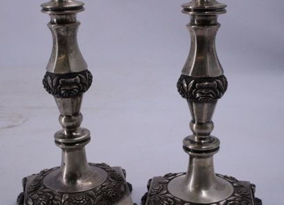Bougeoirs. 
Paire de bougeoirs en métal argenté...