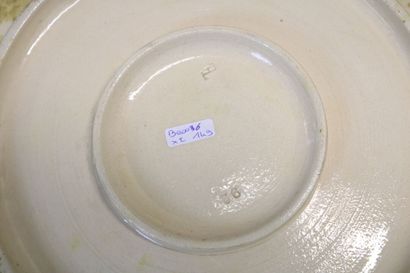 Paire de plats en faïence à décor émaillé...