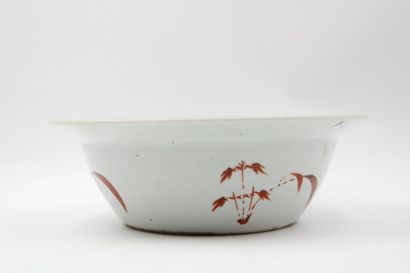 CHINE
Polychrome porcelain basin, with central...