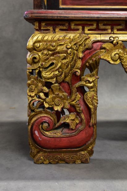 CHINA. Sofa-bench in carved and molded wood...