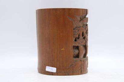 CHINE
Carved wood bitong decorated with a...