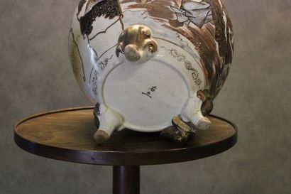 Satsuma
JAPAN
Porcelain covered pot with...