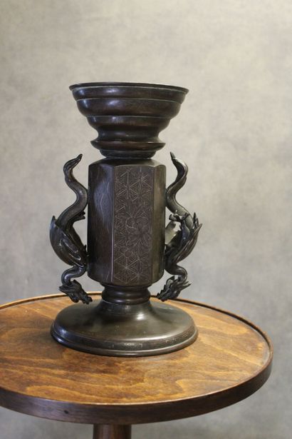 ASIE
Bronze support with incised decoration...