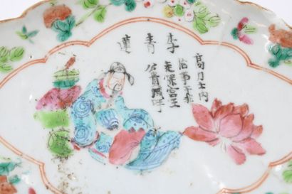 CHINE. 
Porcelain cup on foot with polychrome...