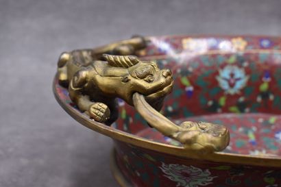 CHINE. 
Cup in bronze and cloisonné enamels,...