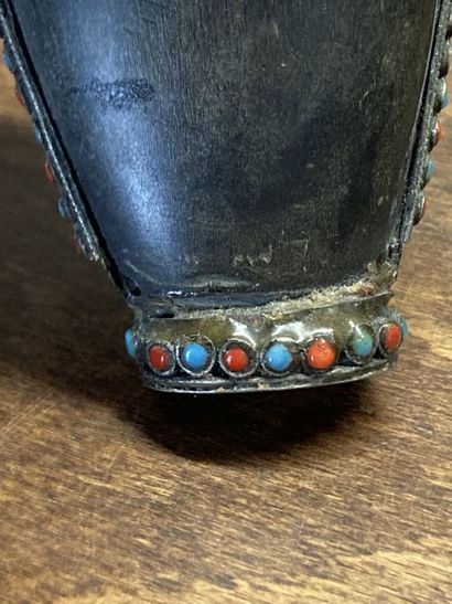 TIBET 
Snuffbox in metal (silver ?) with...