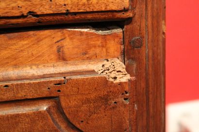 Régence. 
Commode en noyer ouvrant par trois...