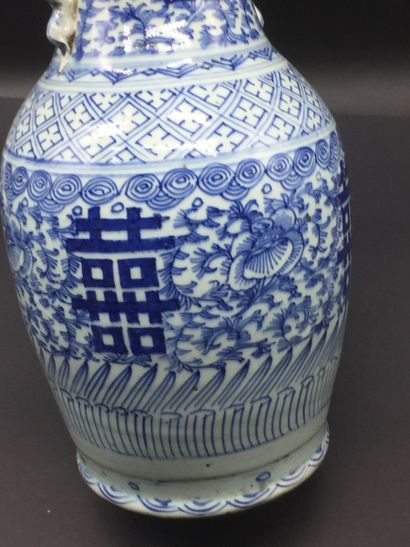 CHINE. Vase balustre en porcelaine 
CHINA,...
