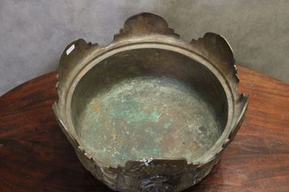 Art Déco. 
Important gilt bronze cachepot...