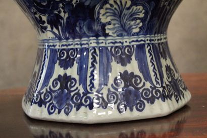 DELFT. Paire de vase en céramique émaillé...