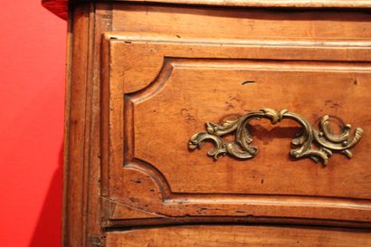 Régence. 
Commode en noyer ouvrant par trois...