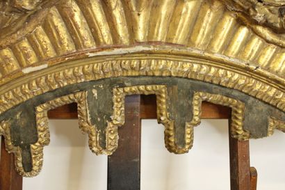 Dais de lit en bois mouluré et sculpté à...